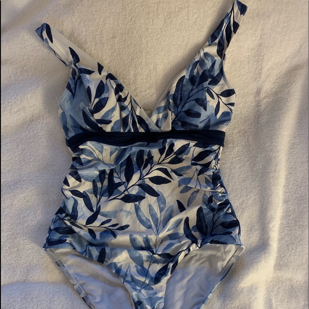 One piece pretty swim suite